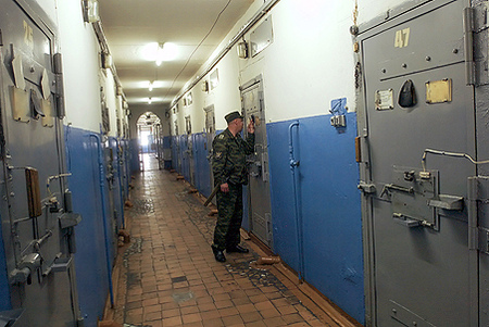 На Ставрополье сотрудник колонии за взятку проносил заключенным мобильники
