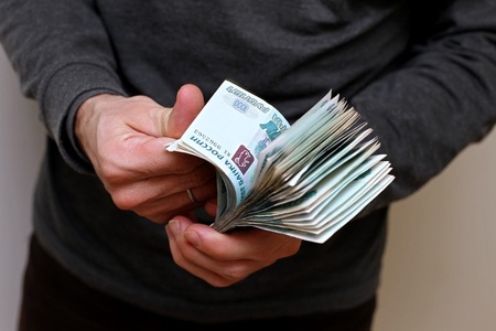 В столице Приволжья бывшего чиновника осудят за мошенничество на 60 тысяч рублей