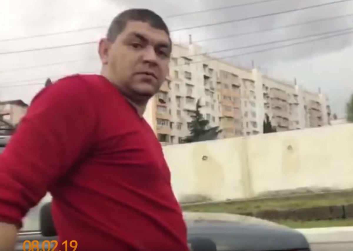 В Сочи водитель иномарки избил инвалида