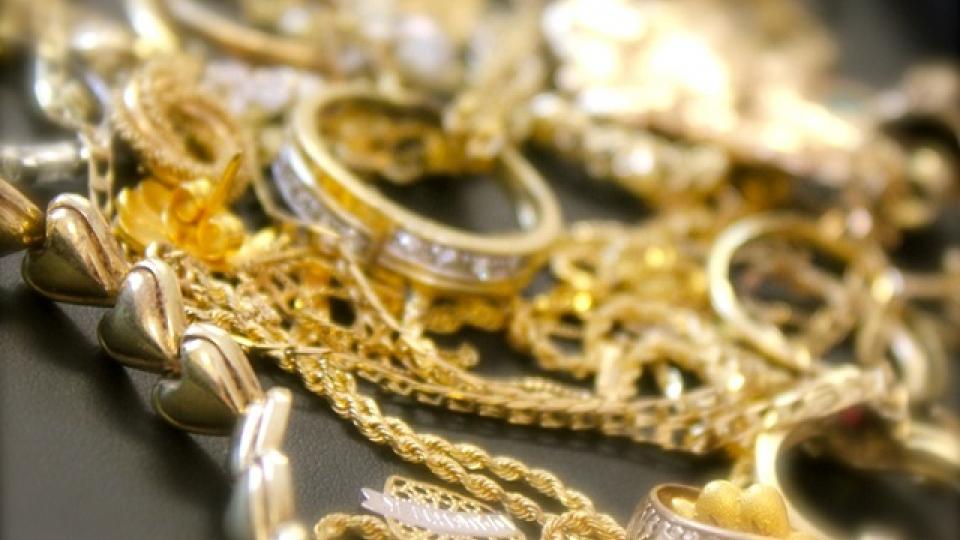 Следователи, используя адвоката, пытались продать изъятые драгоценности