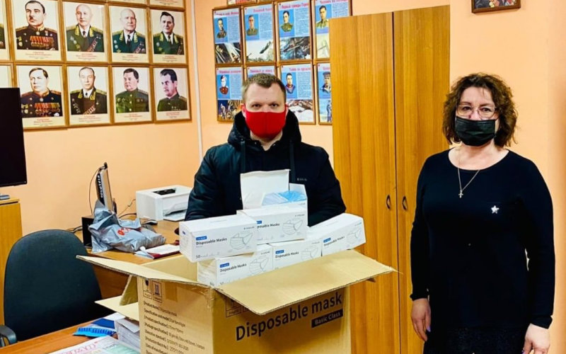 Мы вместе: представитель ОНФ Москва передал окружной ветеранской организации защитные маски