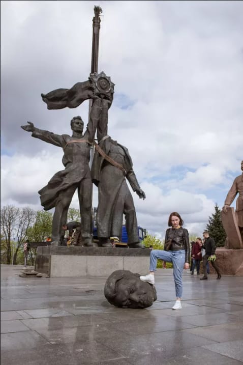 Украина громит свои советские памятники