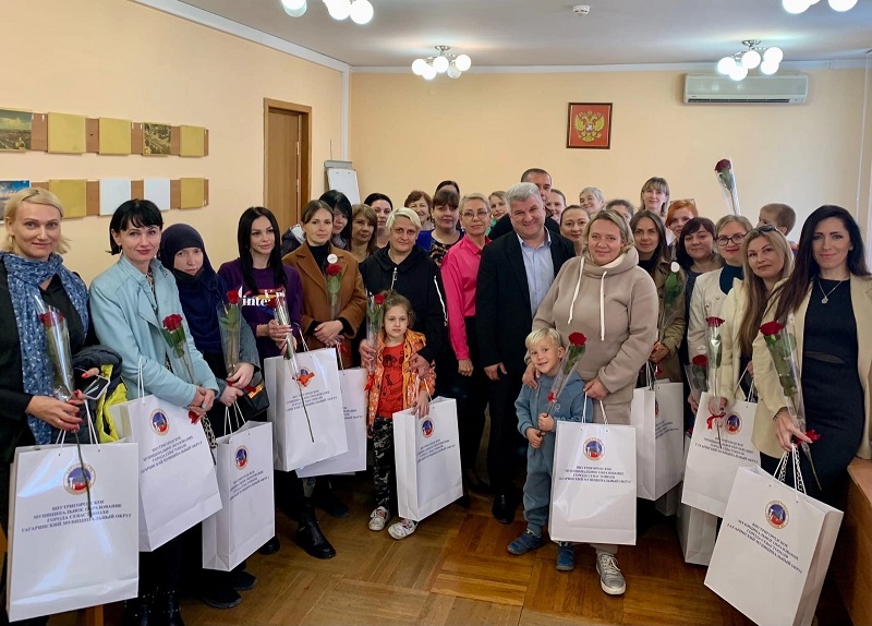 Гагаринский муниципалитет поздравляет мам с праздником!