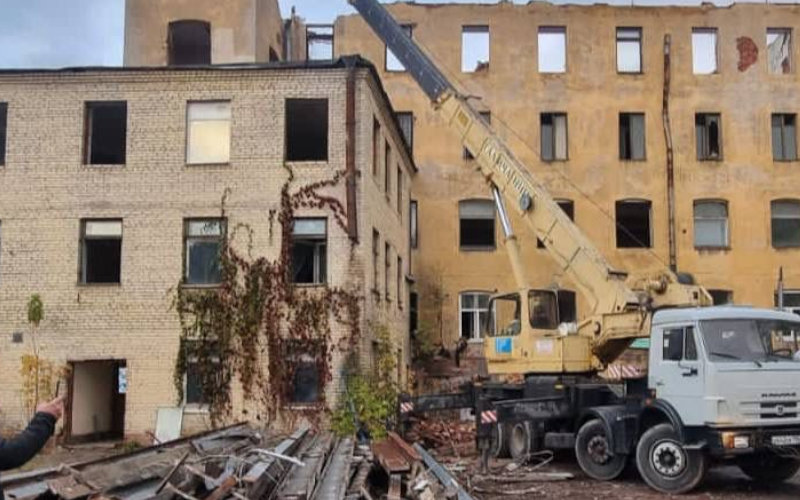 В Северной столице России мужчина пострадал от падения бетонной плиты  