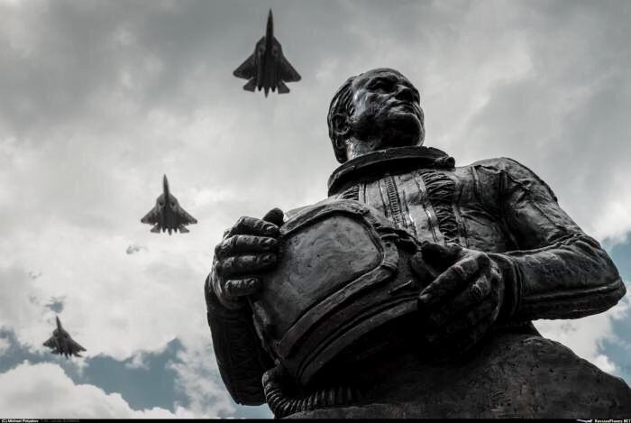 Памятник Герою Советского Союза, космонавту-испытателю И.П. Волку установлен  подмосковном городе авиаторов Жуковском